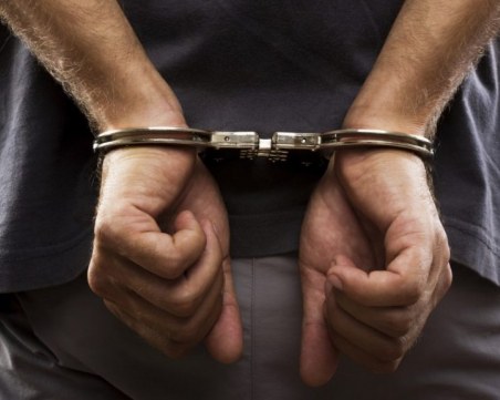 Апаш задигна чантата на 27-годишна, закопчаха го за часове