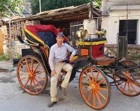 Картина на 15-годишната Ирина помага за спасението на последния файтон в Асеновград