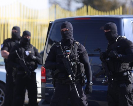 Полицайка застава пред съда заради любовника си, крила го от колегите си