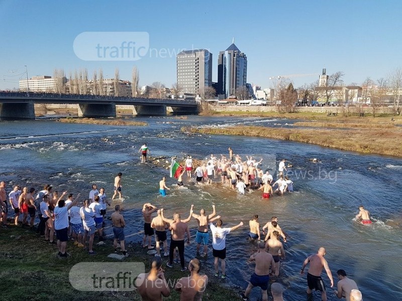 Десетки смелчаци ще се хвърлят в ледените води на Марица