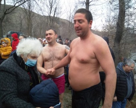 30-годишен мъж извади кръста за девети път от реката в Първенец