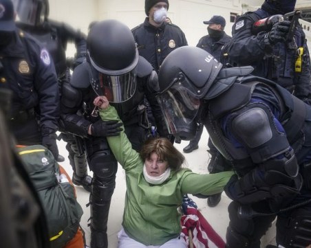 НА ЖИВО: Демонстранти опустошават Капитолия, Тръмп им изпрати гвардейци