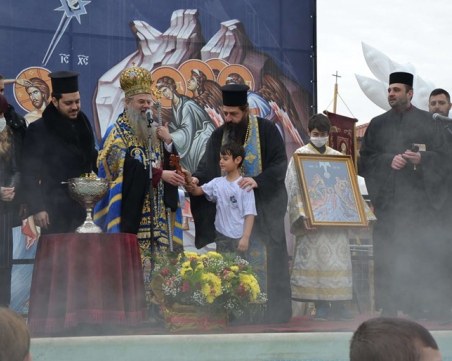 Преди Пловдив: Митрополит Николай служи водосвет в Кърджали, треньор извади кръста от река Арда