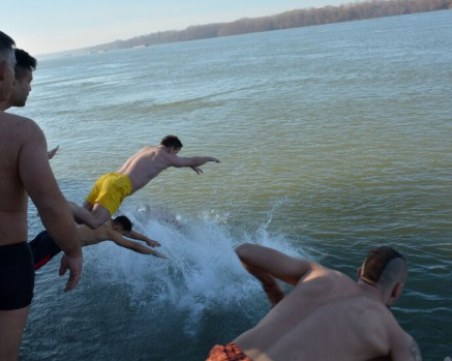 Рекордьор на Гинес извади кръста от Дунав и спаси удавник