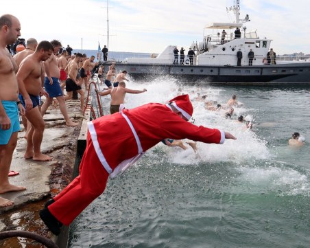 Варненец скочи за богоявленския кръст облечен в костюм на Дядо Коледа