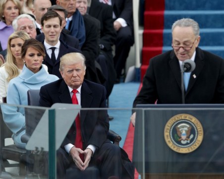 Лидерът на демократите в Сената се обяви за моменталното отстраняване на Тръмп