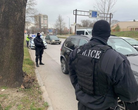 Полицаи заловиха криминално проявен, откриха марихуана и амфетамин при обиск в дома му