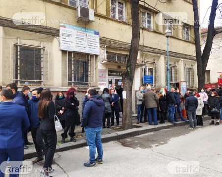 Стълпотворение пред централата на БСП в Пловдив! Десетки се събраха в подкрепа на Гергов