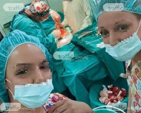 Студентка по акушерство в Пловдив възмути социалните мрежи със селфи по време на операция