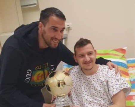 Ивелин Попов връчи трофей на Тодор Неделев в болницата