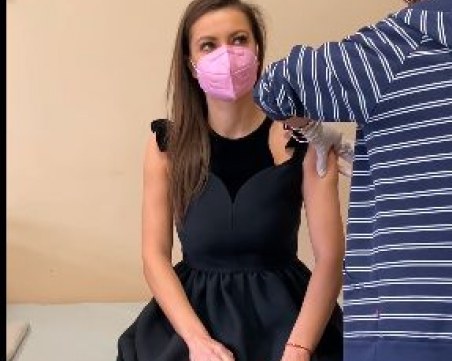 Моделът Гери Дончева си постави ваксина за COVID-19
