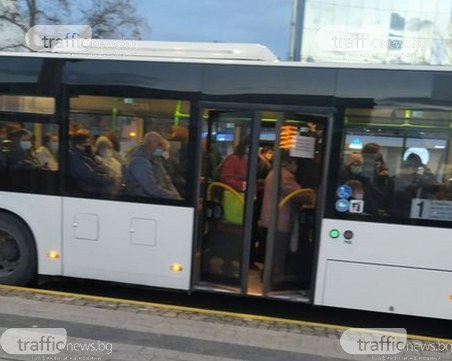 Отново препълнени автобуси в Пловдив, променят маршрутите в движение, за да няма струпване