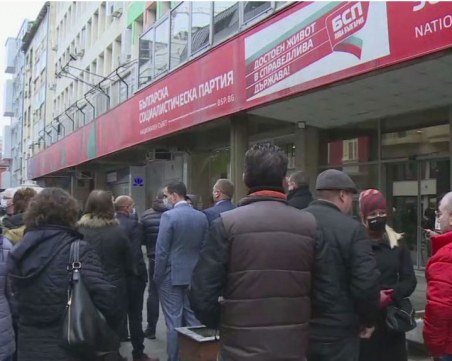 Социалисти от Пловдив не успяха да стигнат до Нинова, заканиха се, че няма да се откажат