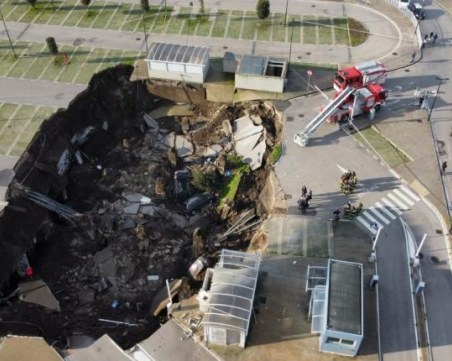 Свлачище погълна автомобили пред COVID център в Неапол