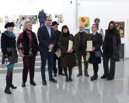 Женя Бозукова с Наградата на кмета на изложбата на дружеството на пловдивските художници