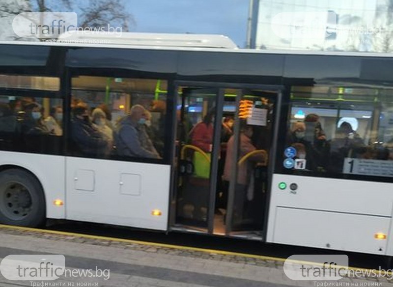 Отново препълнени автобуси в Пловдив, променят маршрутите в движение, за да няма струпване