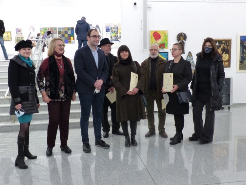 Женя Бозукова с Наградата на кмета на изложбата на дружеството на пловдивските художници