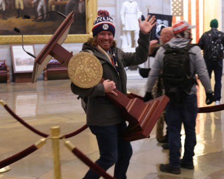 Арестуваха мъжа, откраднал председателската банка при бунтовете в Капитолия