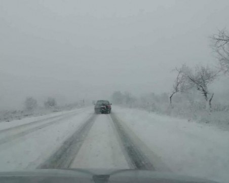 Обилният снеговалеж започна в Северозапада, спряха тировете по АМ 