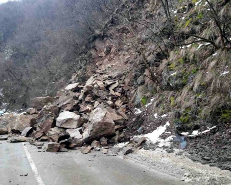 Свлачище блокира пътя към Рилския манастир