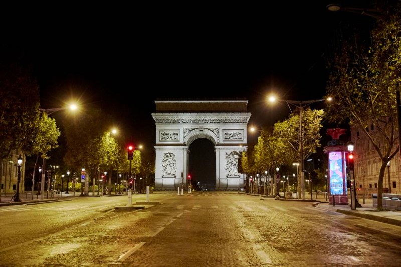 Франция затяга мерките, вечерният час започва от 18:00 часа в засегнатите департаменти