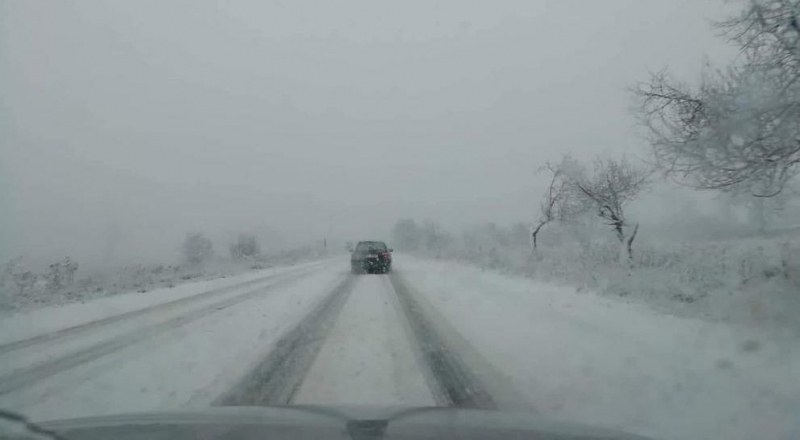 Обилният снеговалеж започна в Северозапада, спряха тировете по АМ 