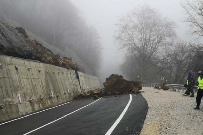Пътят към Рилския манастир остава затворен заради паднала огромна скала