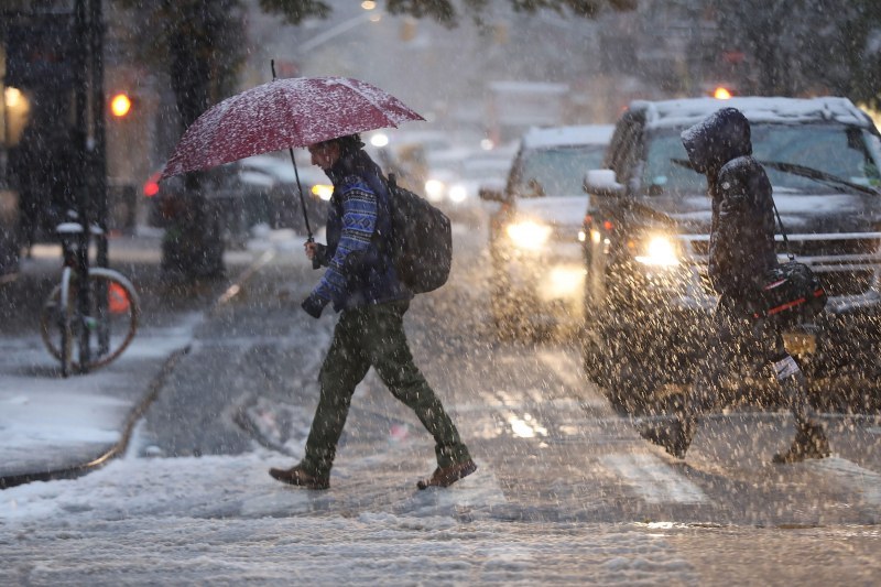 Зимата нахлува! Жълт код за сняг и дъжд в Пловдив, обилни снеговалежи очакват в Западна България