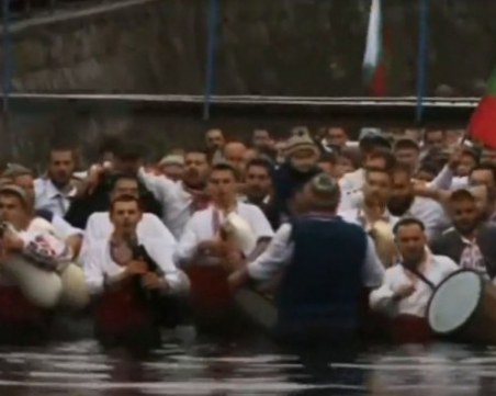 Над 300 души искат да платят глобата за мъжкото хоро