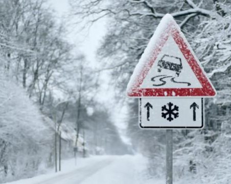 От МВР и АПИ призоваха за внимание на пътя в зимни условия, проходът Петрохан остава затворен