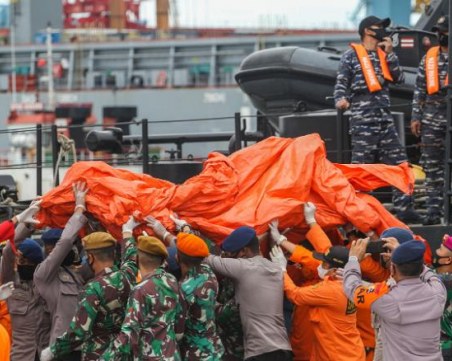 Петчленно семейство и бременна жена сред жертвите на самолетната катастрофа в Индонезия