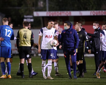 Тотнъм се справи с отбор от осма дивизия, но тим от шестото ниво на английския футбол продължава за ФА Къп