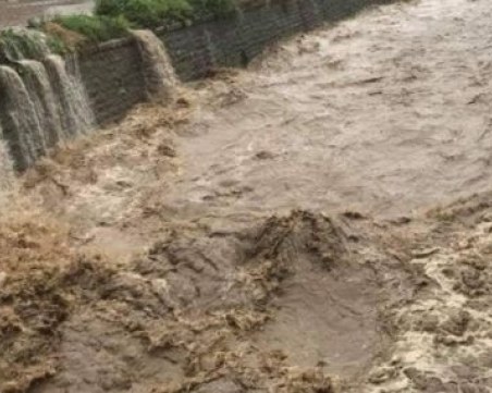 Водното бедствие застрашава газопровода България - Гърция, 29 000 домакинства в страната - без ток