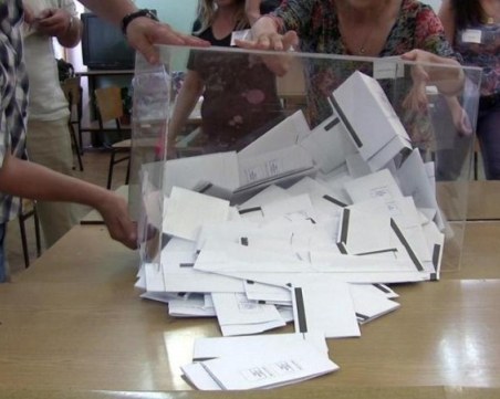 Предложение: Карантинираните да гласуват в мобилни урни