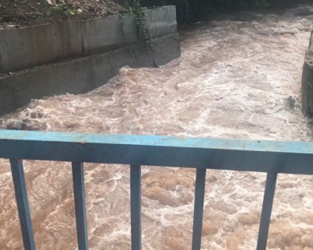 Река Ерма преля! Обявиха бедствено положение в Трън