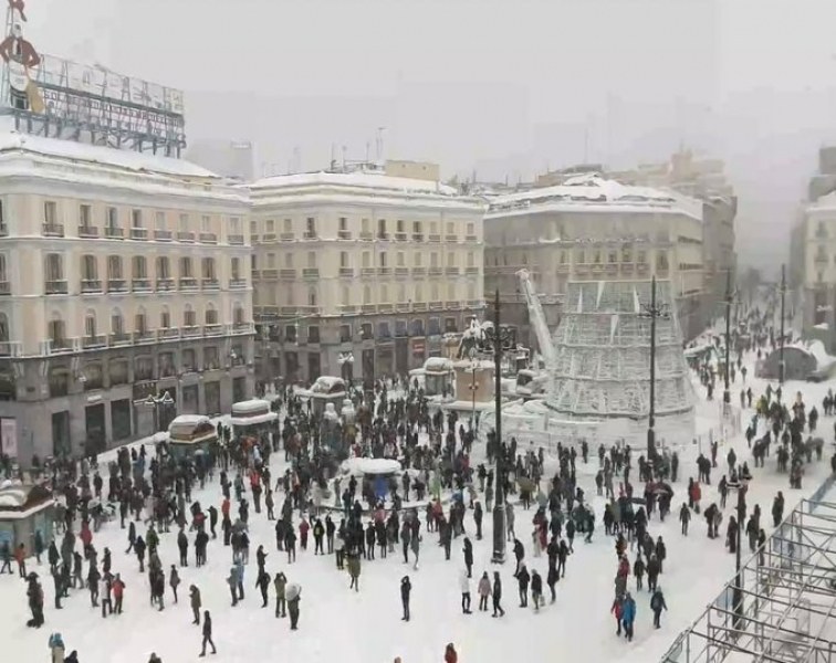 Снежна веселба в Мадрид! Стотици танцуват по улиците, полицията ги погна