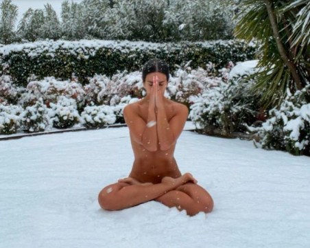 Голи момичета в снега станаха хит в Instagram