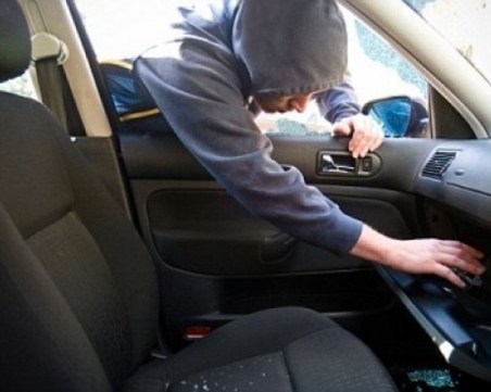 Хванаха крадец, претарашил автомобил на 58-годишен пазарджиклия