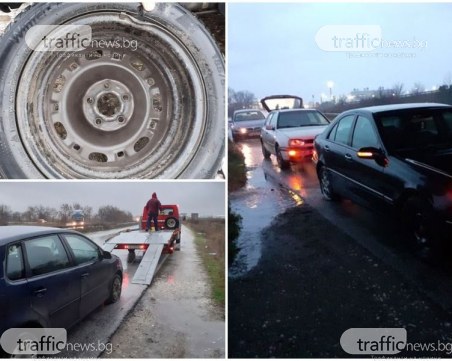 Колона от разбити автомобили на един от входовете на Пловдив заради дупка в 