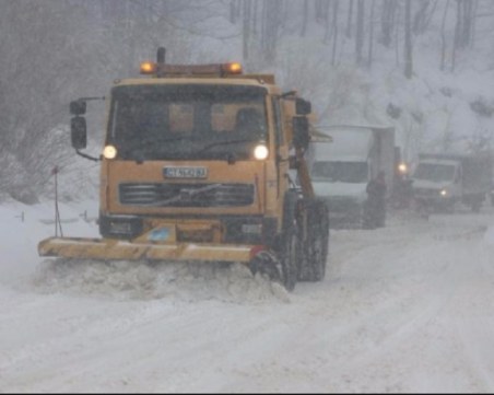 Обилен снеговалеж затвори Прохода на Републиката за тирове
