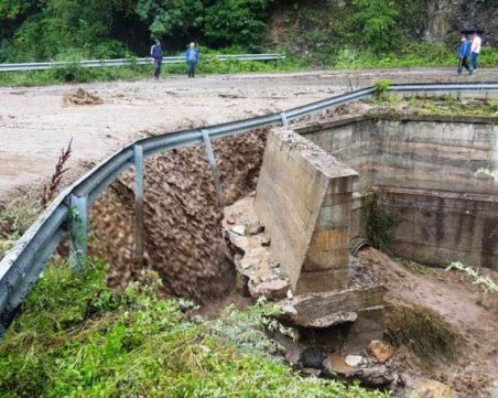 Освободиха движението по основен път в Пловдивско след свлачището