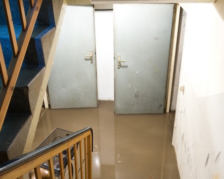 Пожарникари отводняват приземни етажи на къщи и заведения в Пазарджишко