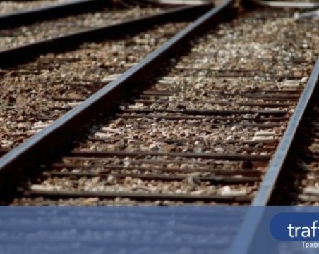 Скални маси паднаха върху жп релси, спират влаковете