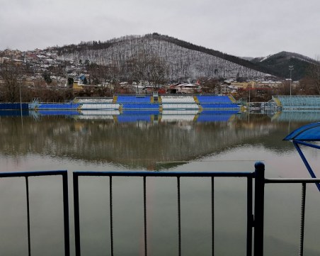 Стадионът в Своге под вода