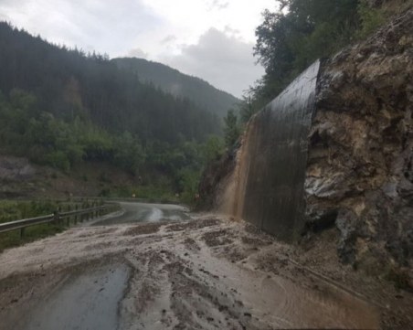 Свлачище се активизира в Пловдивско след пороите, затвориха основен път