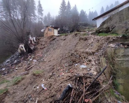 7-годишното дете e изкарано от рухналата къща в Смолян