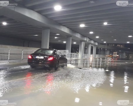 Тежка пътна обстановка: Свлачища, катастрофи и наводнения затвориха пътища в цялата страна