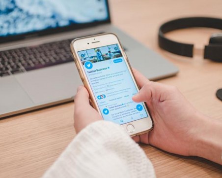 Twitter премахна 70 000 акаунта, свързани с движението QAnon