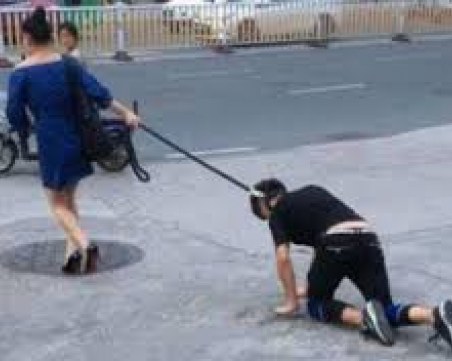 Заради локдауна: Жена разходи мъжа си на нашийник, очаква я солена глоба