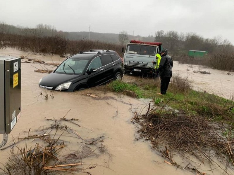 Евакуация и пътища под вода в Бургаско, има КПП-та